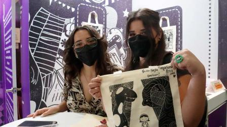 La ilustradora María Fena durante la firma de una bolsa.