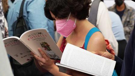 Una joven lee un libro en la Fenal.