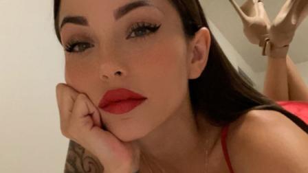 Melanie Pavola disfrazada de diablita.