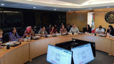 Varias diputadas en reunión de comisiones legislativas