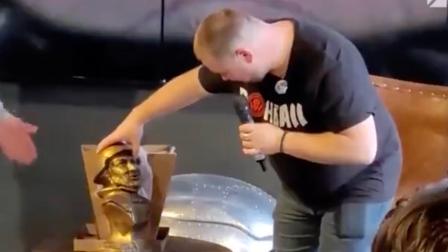 Toca la estatuilla