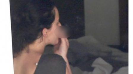 En una habitación, supuestamente fumando 