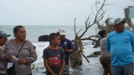 comunidad afectada por el avance del mar