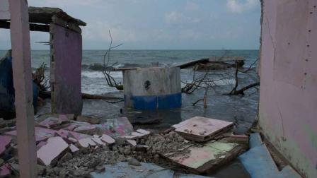 comunidad afectada por el avance del mar