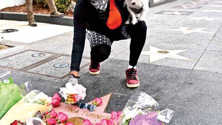 Tanto en la estrella en el Paseo de la Fama en Hollywood, como en su casa en Suiza, los fans colocaron flores y veladoras. 
