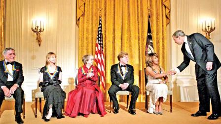 En el Kennedy Center, el presidente de Estados Unidos George Bush felicitó a la cantante. 