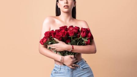 Itzel Cárdenas Hernández al desnudo entre rosales