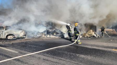 Apoyo de gente para apagar el incendio 