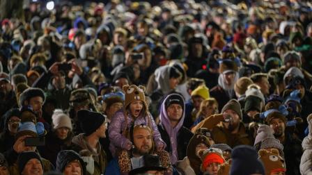 Miles de personas aguardaron el pronóstico del Día de la Marmota en Pensilvania. (AFP)