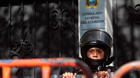 Se manifiestan en embajada de Ecuador