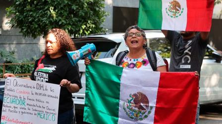 Se manifiestan en embajada de Ecuador