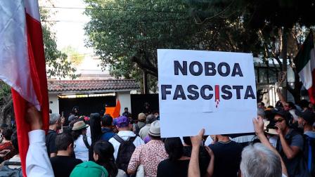 Se manifiestan en embajada de Ecuador
