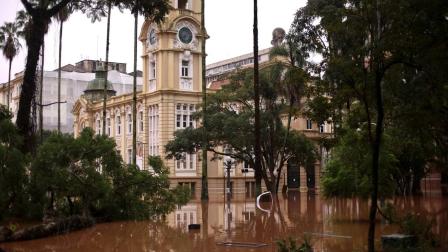 La ciudad de Porto Alegre y el sur de Brasil están completamente bajo el agua (AFP)