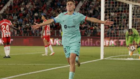 Fermín López celebrando con los brazos abiertos.