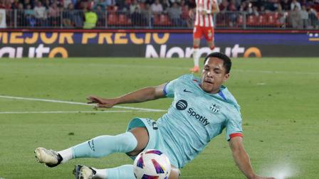 Vitor Roque barriéndose por un balón.
