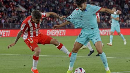 Jugador del Almería jalando la camiseta de Joao Félix