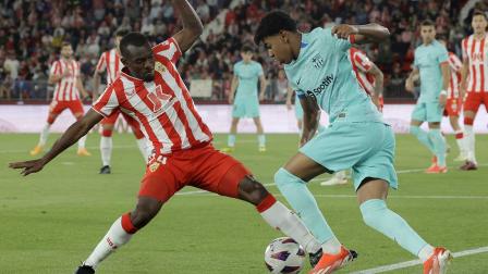 Lamine Yamal driblando a un jugador del Almería.