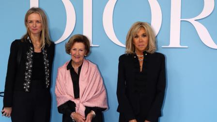 Delphine Arnault, la reina Sonja de Noruega y Brigitte Macron en el desfile de Dior primavera-verano 2025, en la Semana de la Moda de París 2024.