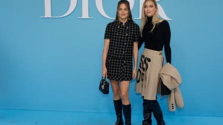 La periodista italiana Beatrice Borromeo Casiraghi y la socialité suiza Cleo von Adelsheim posan antes del desfile de Christian Dior, colección prêt-à-porter primavera-verano 2025, durante la Semana de la Moda de París 2024.