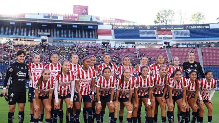 Futbolistas titulares y suplentes de Chivas posan frente a la cámara previo a la vuelta de los Cuartos de Final ante América.