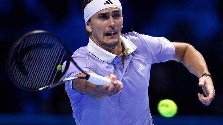 Alexander Zverev con la raqueta en mano derecha.