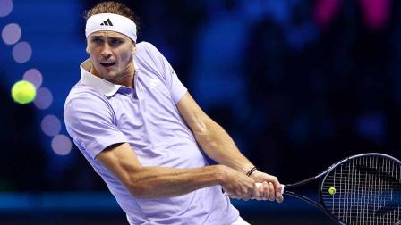 Alexander Zverev con la raqueta a dos manos.