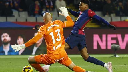 Lamine Yamal en un mano a mano con el portero.