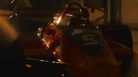 Primer plano de un monoplaza histórico de Fórmula 1 con el número 5, bajo una iluminación cálida y suave que destaca sus detalles aerodinámicos y colores característicos, evocando el legado del automovilismo.
