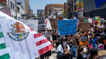 Miles de personas a lo largo de Estados Unidos protestaron contra las políticas de Donald Trump. (AFP)