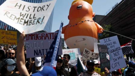 Miles de personas a lo largo de Estados Unidos protestaron contra las políticas de Donald Trump. (AFP)