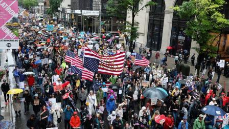 Miles de personas a lo largo de Estados Unidos protestaron contra las políticas de Donald Trump. (AFP)