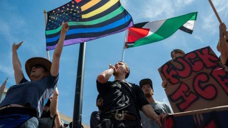 Miles de personas a lo largo de Estados Unidos protestaron contra las políticas de Donald Trump. (AFP)