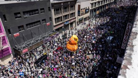 Miles de personas a lo largo de Estados Unidos protestaron contra las políticas de Donald Trump. (AFP)
