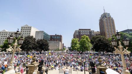 Miles de personas a lo largo de Estados Unidos protestaron contra las políticas de Donald Trump. (AFP)