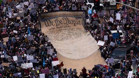 Miles de personas a lo largo de Estados Unidos protestaron contra las políticas de Donald Trump. (AFP)
