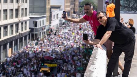 Miles de personas a lo largo de Estados Unidos protestaron contra las políticas de Donald Trump. (AFP)