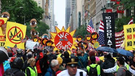 Miles de personas a lo largo de Estados Unidos protestaron contra las políticas de Donald Trump. (AFP)