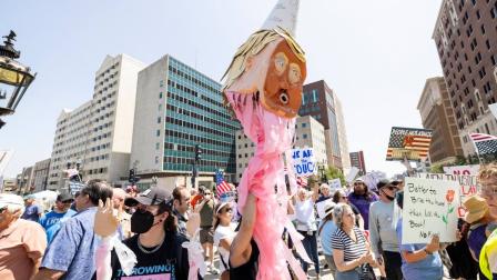 Miles de personas a lo largo de Estados Unidos protestaron contra las políticas de Donald Trump. (AFP)