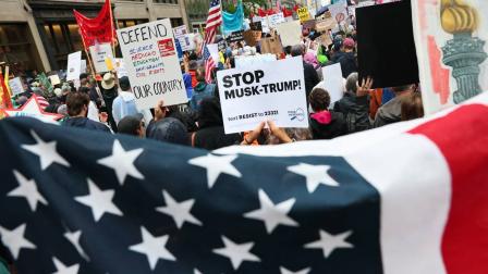 Miles de personas a lo largo de Estados Unidos protestaron contra las políticas de Donald Trump. (AFP)