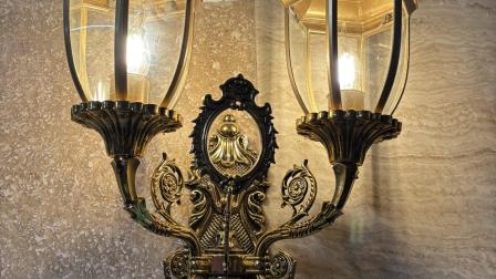 Trabajadores consultados en el sitio indicaron que los candelabros son primordialmente decoración