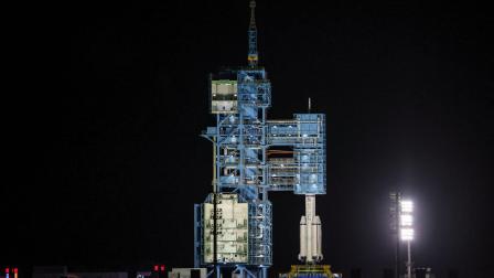 El cohete impulsó la nave Shenzhou y a sus tres tripulantes hacia la estación espacial Tiangong ("Palacio Celestial", en chino).