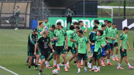 Durante la práctica de la Selección Mexicana, el aspersor de la cancha sorprendió a los seleccionados