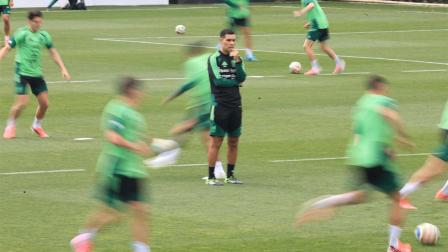 Rafa Márquez ya luce su carácter para dirigir la sesión con los jugadores en el CAR