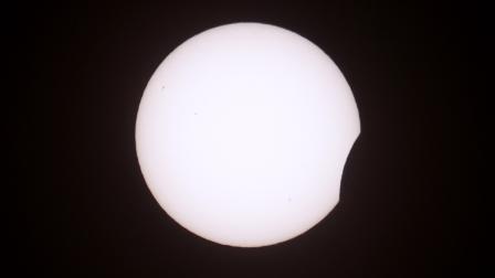 The sun is pictured sightly covered by the moon during the beginning of a near total solar eclipse, with more than 90 percent of the Sun blocked by the Moon across Britain, in central London on August 12, 2026. Millions of people will turn their gaze towards the heavens on August 12 to witness one of nature's greatest spectacles, a rare total solar eclipse, as it sweeps over mainland Europe to briefly turn day into night. (Photo by Toby Shepheard / AFP)