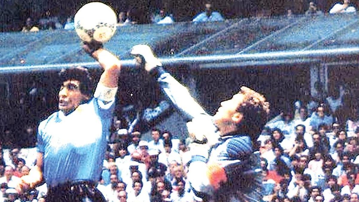 La reliquia más codiciada de Diego Maradona: el balón de la Mano de Dios se subastará por 10 millones de dólares