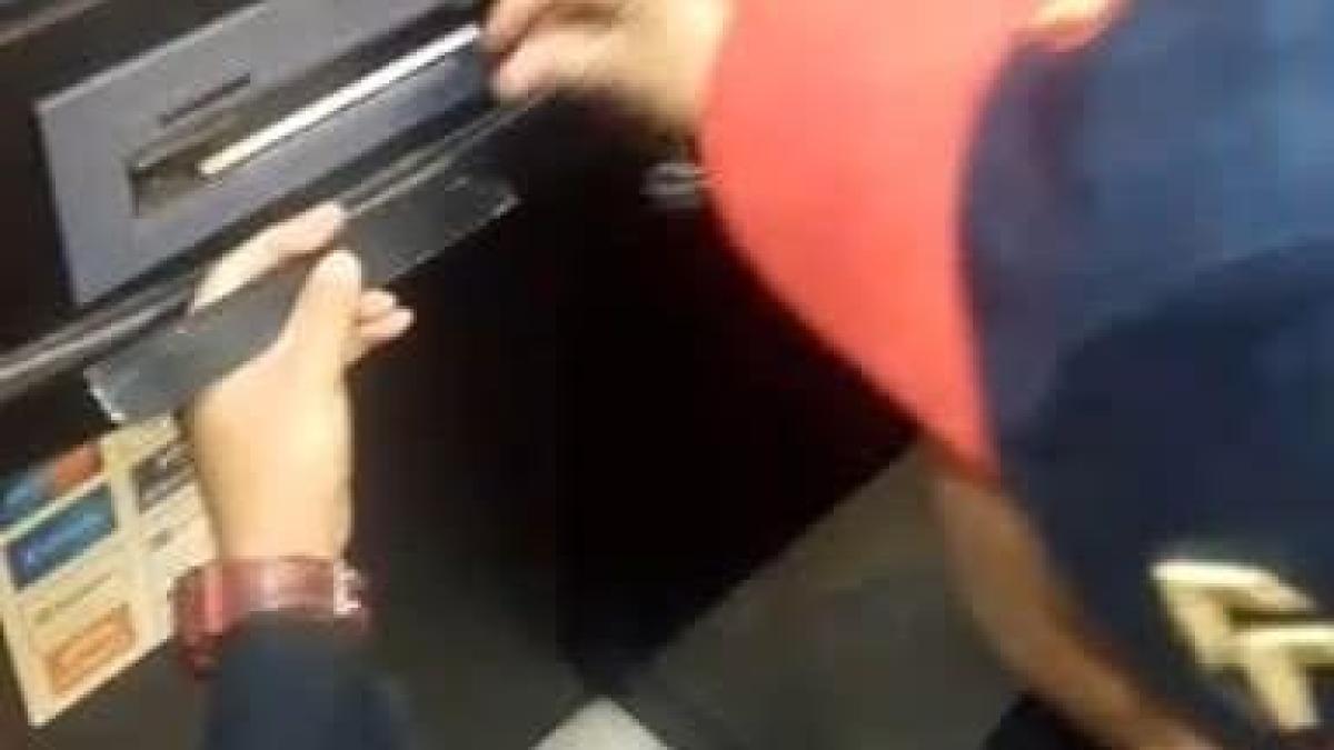 Estafas en cajeros autom&aacute;ticos; persiste la instalaci&oacute;n de regletas en CDMX: &iquest;Qu&eacute; son?