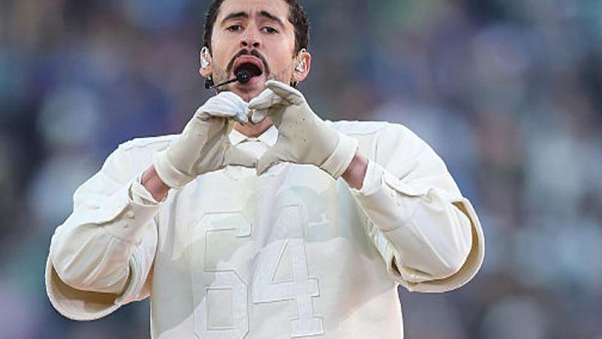 Lo &uacute;nico m&aacute;s poderoso que el odio es el amor: Bad Bunny 'la rompe' en el medio tiempo del Super Bowl