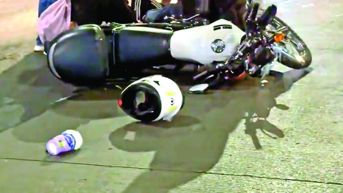 Motociclista se pasa el alto y atropella a peatón en la GAM