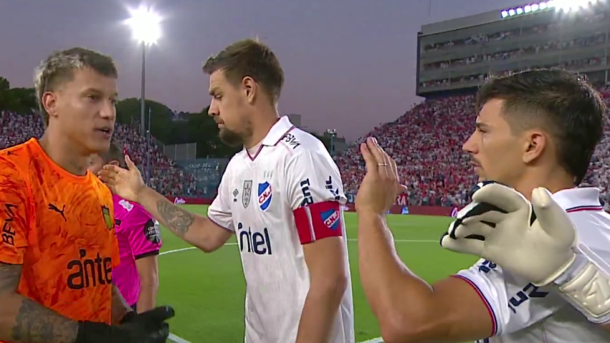 Exjugadores de la Liga MX incendian el Cl&aacute;sico uruguayo al negarse el saludo