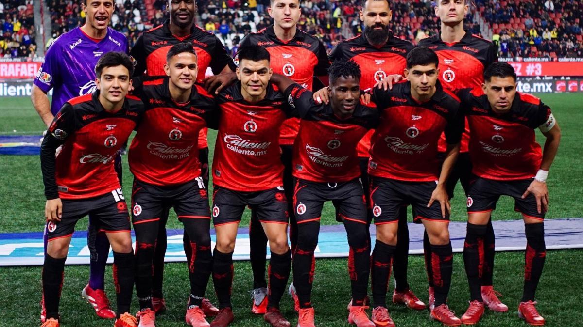Zapatos rojos o multa de $10,000 d&oacute;lares: Las exc&eacute;ntricas reglas internas en Xolos